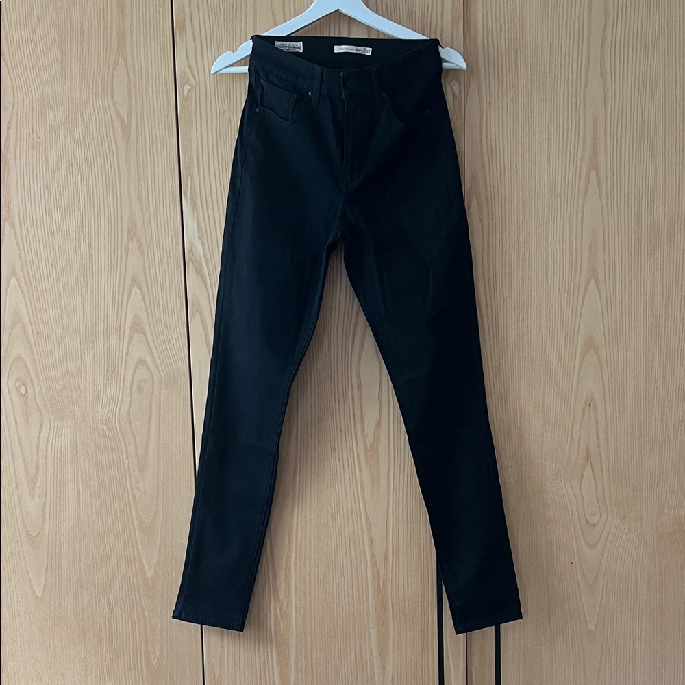 Brand new never work Levi’s Black Skinny Jeans for Women. Size 27
